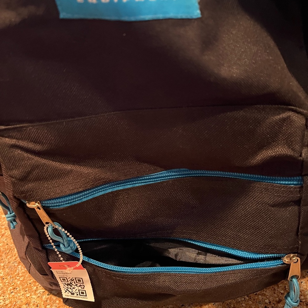 High Trails Black w/ Blue Backpack double zip w/padded shoulder straps NWOT - Picture 7 of 8